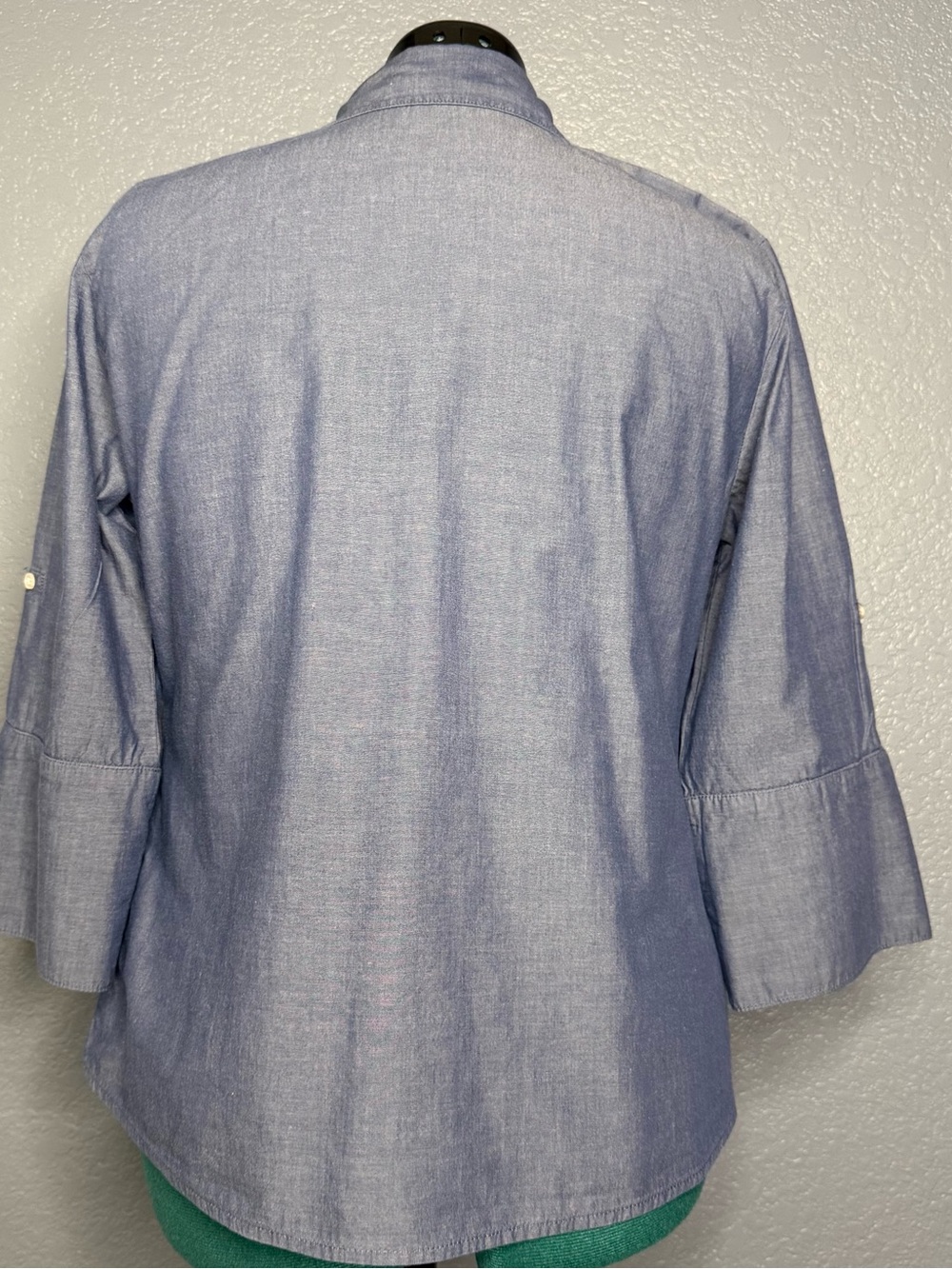 Ellen Tracy Chambray Shirt 100% Cotton Light Blue Button Down Denim Look Top L - Picture 4 of 8